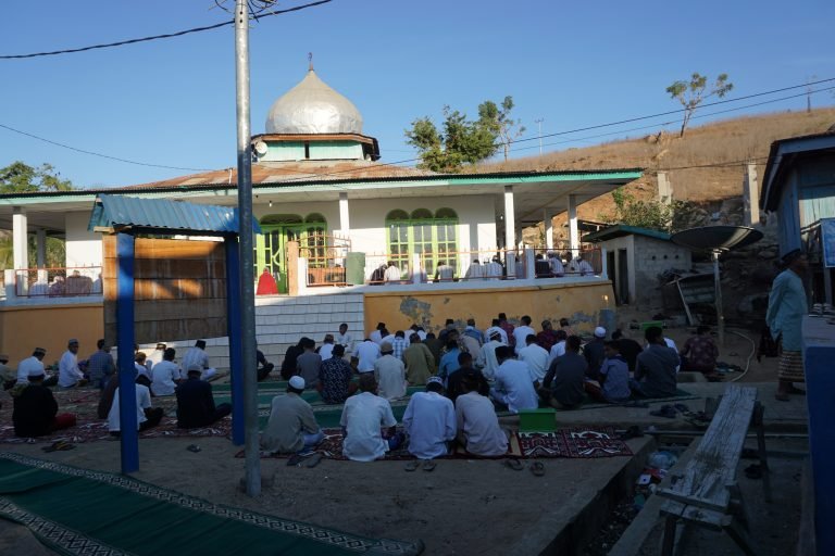 TNK dan Warga Lokal di Dalamnya