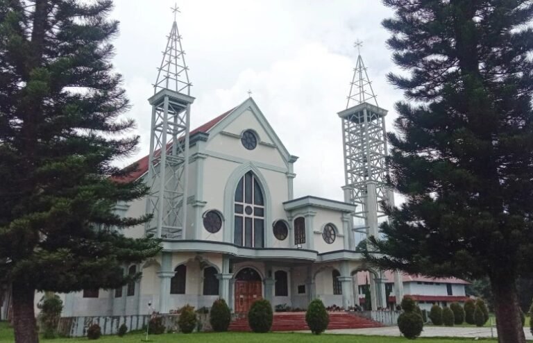 Ini adalah foto Gereja Katedral Ruteng, gereja utama di Keuskupan Ruteng yang wilayahnya mencakup tiga kabupaten di Flores barat - Manggarai, Manggarai Barat dan Manggarai Timur. (Foto: Floresa.co)