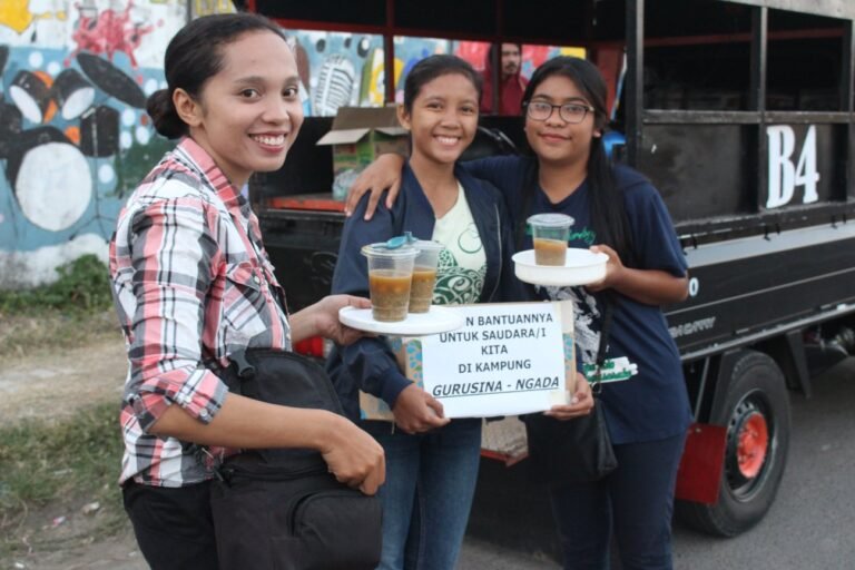 Anak Muda Labuan Bajo saat melakukan aksi solidaritas untuk Gurusina
