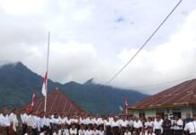 Pernyataan Sikap Masyarakat Adat Poco Leok Saat Upacara Bendera HUT RI ke 80 Komunitas Masyarakat Adat Pocoleok di Manggarai, NTT, pada Minggu (17/8/2025) menyatakan penolakan tanpa syarat terhadap proyek perluasan Pembangkit Listrik Tenaga Panas Bumi (PLTP) Ulumbu.