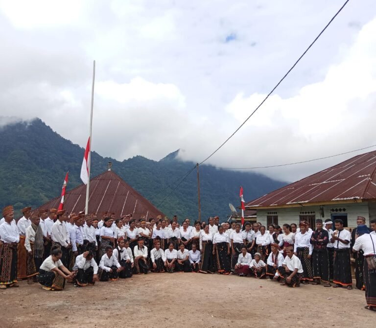 Komunitas Masyarakat Adat Pocoleok di Manggarai, NTT, pada Minggu (17/8/2025) menyatakan penolakan tanpa syarat terhadap proyek perluasan Pembangkit Listrik Tenaga Panas Bumi (PLTP) Ulumbu.