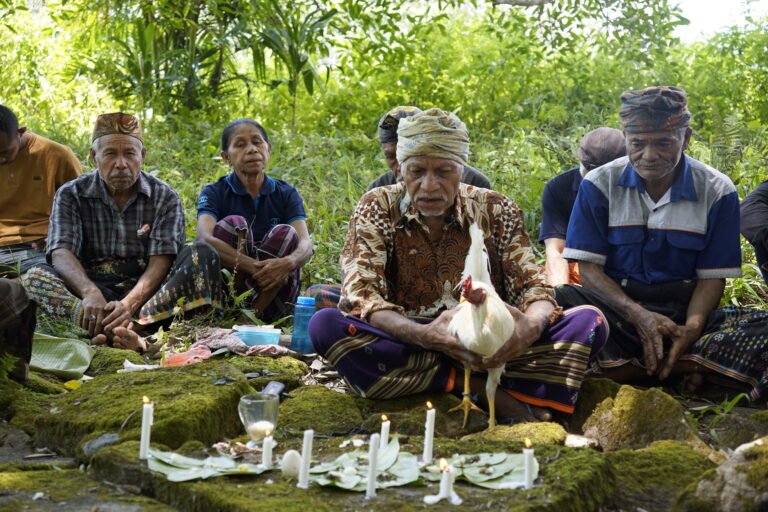 Warga adat Wae Sano menggelar ritual syukur di Puncak Golo Lampang, kampung leluhur mereka pada 26 September 2025. (Dokumentasi Sunspirit for Justice and Peace)